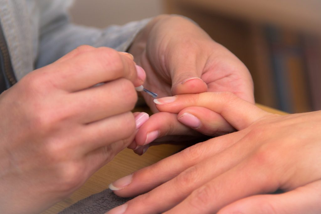 Ricostruzione unghie: tutti i metodi e le tecniche per una manicure perfetta